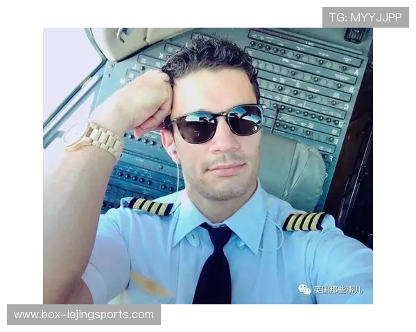 足球网红小哥与球星对比 谁才是场上真正的焦点